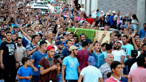 Miles de rifeños durante el funeral del activista Imad Atabi en Alhucemas.-