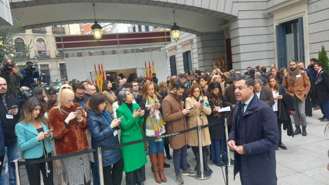 El presidente de la Junta de Andalucía, el popular Juanma Moreno Bonilla, en el patio del Congreso. Alexis Romero