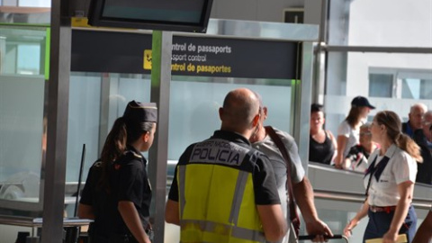 Agentes de la Policía Nacional en el aeropuerto El Prat / EUROPA PRESS