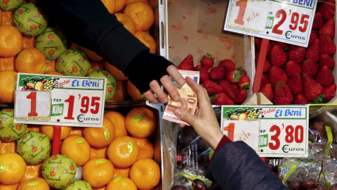 Puesto de frutas y verduras en un mercado de Madrid. REUTERS