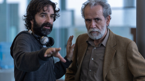 El director Mateo Gil junto al actor Guillermo Toledo en un fotograma de 'Los favoritos de Midas'.