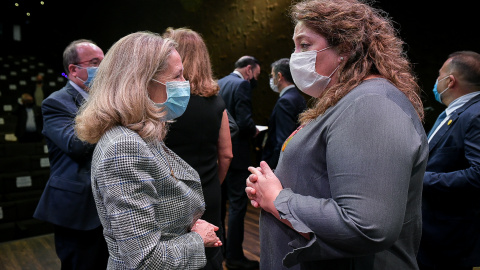 La directora de 'Público', Virginia P. Alonso, charla con la vicepresidenta económica del Gobierno, Nadia Calviño, en la XIV edición de los Premios CLABE de Periodismo y Comunicación.