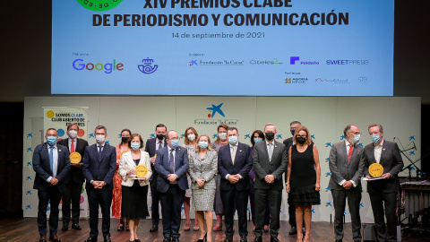 Foto de familia de los galardonados en la XIV edición de los Premios CLABE de Periodismo y Comunicación,  con la vicepresidenta económica del Gobierno, Nadia Calviño, y el ministro de Cultura, Miquel Iceta.