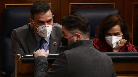 17/02/2021.- El presidente del Gobierno, Pedro Sánchez y el portavoz parlamentario de ERC, Gabriel Rufián, conversan durante una sesión de Control al Gobierno celebrada en el Congreso. E. Parra / Europa Press