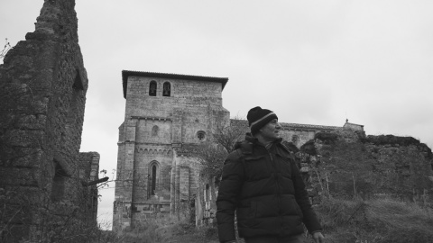 Un hombre, fotografiado frente a los restos de Villamorón (Burgos)