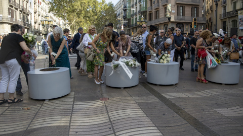 Familiares y allegados a las víctimas del atentado del 17A en 2017 participan en el acto institucional en recuerdo a las víctimas de los atentados del 17A, en la Pla de l’Ós, a 17 de agosto de 2023,