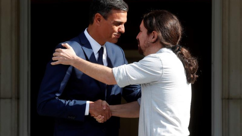 El presidente del Gobierno, Pedro Sánchez, y el secretario general de Podemos, Pablo Iglesias, en la reunión en el Palacio de la Moncloa, en Madrid para negociar los Presupuestos de 2019. EFE/ Kiko Huesca