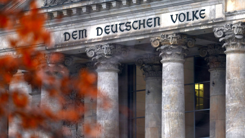 La inscripción "Al pueblo alemán" escrita sobre la entrada al edificio del Reichstag, la sede de la cámara baja del parlamento alemán Bundestag, en Berlín.