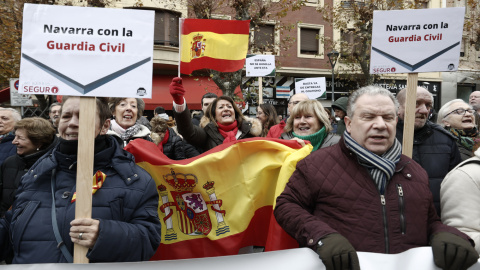 Varios cientos de personas se han concentrado este domingo ante la comandancia de la Guardia Civil en Pamplona para mostrar su respaldo al Instituto armado tras conocerse el acuerdo del Gobierno estatal con EH Bildu para traspasar en los próximos meses e