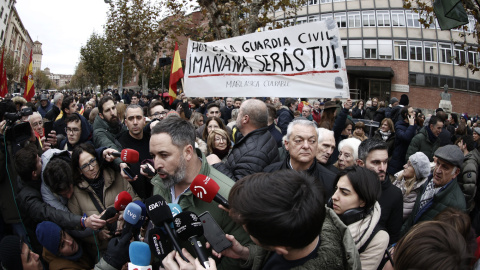 El presidente de Vox, Santiago Abascal, hace declaraciones a los medios de comunicación frente a la comandancia de la Guardia Civil en Navarra donde varios cientos de personas se han concentrado este domingo para mostrar su respaldo al Instituto armado t