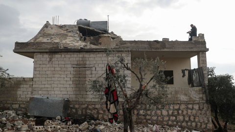 Una vista general de la casa dañada donde Abu Ibrahim al-Hashimi al-Qurashi, líder del Estado Islámico, fue asesinado durante una incursión nocturna de las fuerzas especiales estadounidenses en Siria