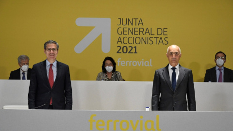 El presidente de Ferrovial, Rafael del Pino (d.), y el consejero delegado, Ignacio Madridejos, durante la junta de accionistas de la constructora.