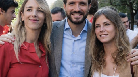 De izquierda a derecha: la exportavoz del PP en el Congreso, Cayetana Álvarez de Toledo, el presidente nacional, Pablo Casado, y la diputada vasca Beatriz Fanjul.