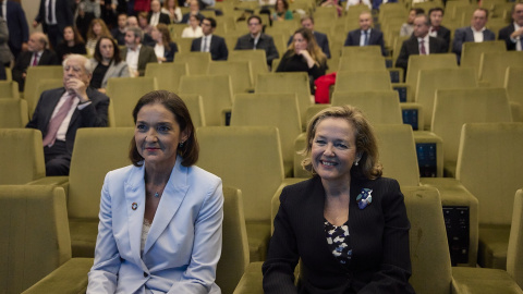 La ministra de Industria,  Reyes Maroto (i), y la vicepresidenta primera y ministra de Asuntos Económicos, Nadia Calviño (d). E.P./Jesús Hellín