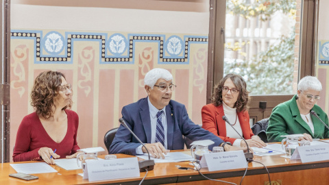 Imatge de la reunió del grup de treball, encapçalada pel conseller de Salut, Manel Balcells, i la consellera de Feminismes, Tània Verge.