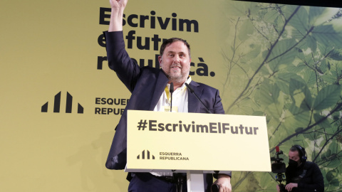 El president d'ERC, Oriol Junqueras, alça el puny durant la Conferència Nacional del partit.