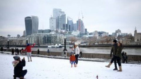 Los españoles atrapados en Londres por la nieve en los aeropuertos: "Las compañías dicen que nos busquemos la vida"