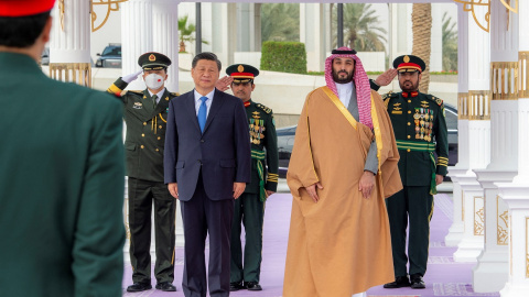 El príncipe heredero de Arabia Saudí , Mohammed Bin Salman, da la bienvenida al presidente chino, Xi Jinping, en Riyadh, Arabia Saudí , el 8 de diciembre de 2022.