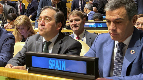 El presidente del Gobierno, Pedro Sánchez (d), y el titular de Exteriores, José Manuel Albares, durante a la sesión de apertura del Debate General del 79º período de sesiones de la Asamblea General de Naciones Unidas,