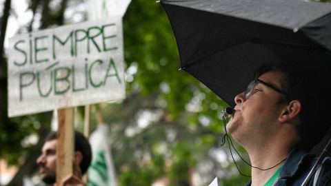 Dos personas durante una manifestación por la educación pública, a 21 de mayo de 2024, en Madrid.