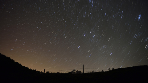 Las perseidas o lágrimas de San Lorenzo  en la localidad cántabra de San Miguel de Aguayo.EFE/ Pedro Puente Hoyos