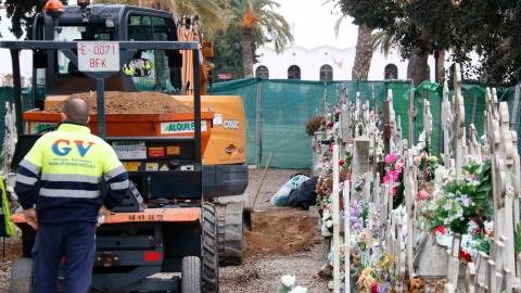 Imatge dels treballs en la fossa comuna del Cementiri de Reus per recuperar les restes de Cipriano Martos, assassinat per la Guàrdia Civil el 1973.