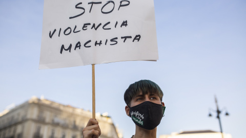 Una mujer sostiene una pancarta en una concentración para exigir un Pacto de Estado Contra la Violencia de Género.