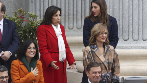 06/12/2022.- La ministra de Defensa, Margarita Robles (i) conversa con la ministra de Igualdad, Irene Montero (d) durante los actos de Conmemoración del aniversario de la Constitución este martes en Madrid. EFE/ Kiko Huesca