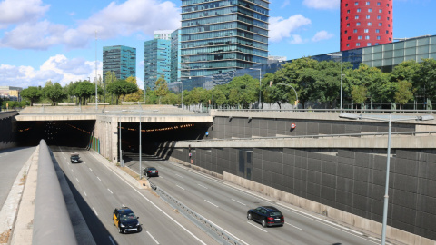 El trànsit a la Gran Via de l'Hospitalet des de la rotonda de l'Ikea.