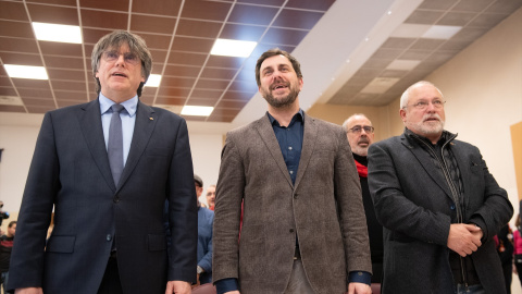 El presidente del Consell de la República, Carles Puigdemont (i), y el vicepresidente del Consell de la República y eurodiputado de Junts, Toni Comín (c), en una imagen de archivo.