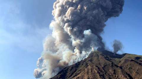 Fotografía de la erupción del volcán Stromboli el 3 de julio de 2019. EFE