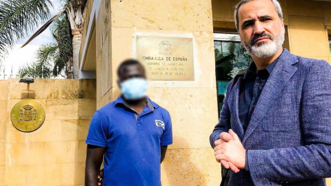 El joven sudanés Basir (nombre ficticio para proteger su identidad) junto a su abogado Arsenio G. Cores en la Embajada de España en Marruecos, a 13 de diciembre de 2022.