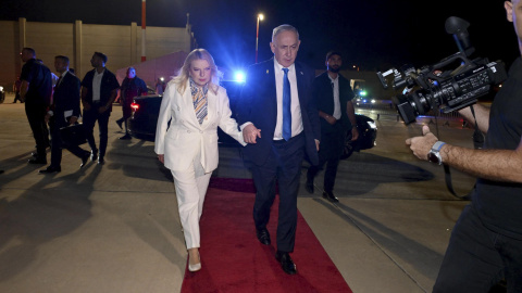 El primer ministro israelí, Benjamín Netanyahu (d), acompañado de su mujer Sara (i), partió la madrugada de este jueves hacia Nueva York, donde se dirigirá a la Asamblea General de la ONU.