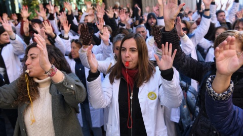 Varios manifestantes exigen la mejora de la Atención Primaria en la Sanidad Pública, frente a la Asamblea de Madrid, a 1 de diciembre de 2022, en Madrid (España).