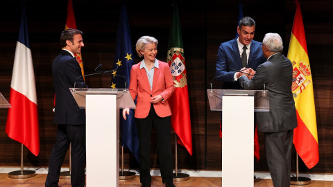 El presidente del Gobierno, Pedro Sanchez, saluda al primer ministro portugués, Antonio Costa, en presencia del presidente frances,  Emmanuel Macron, y la presidenta de la Comisión Europea, Ursula von der Leyen, en la rueda de prensa tras la Cumbre del 