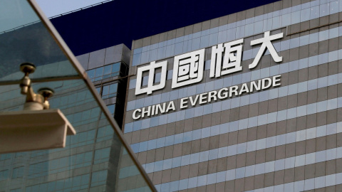 El logo de China Evergrande en su sede de Hong Kong.