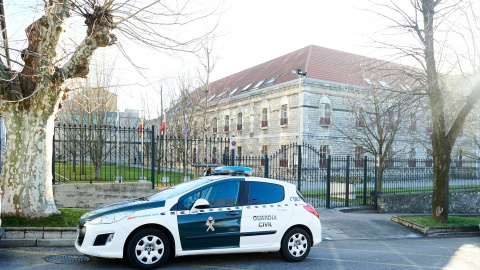 Un vehículo de la Guardia Civil en el Palacio de la Justicia de Cantabria, a 2 de febrero de 2022.