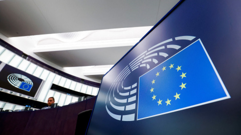 La bandera de la Unión Europe en el Parlamento Europeo en Estrasburgo, Francia, el 13 de diciembre de 2022.