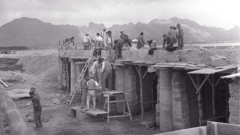 Prisioneros construyendo un puente de la carretera entre Alcúdia y Port de Pollença (1937-38).