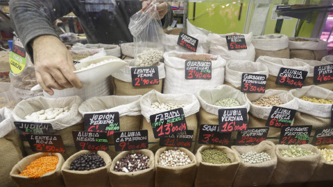 Vista de un puesto de alimentación en el Mercado Maravillas en Madrid