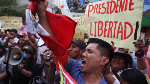 Cientos de personas piden la liberación de Pedro Castillo en los exteriores de la base de la Policía donde se encuentra recluido en Lima, a 13 de diciembre de 2022.