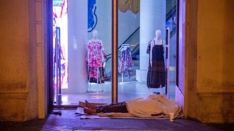 Una persona duerme en la calle durante la realización del censo de personas en situación de sinhogarismo llevado a cabo por la fundación Arrels, a 15 de junio de 2022, en Barcelona, Cataluña (España).