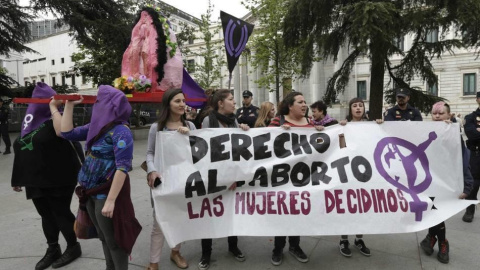 Imagen de archivo de una concentración frente a las puertas del Congreso a favor del derecho al aborto. EFE