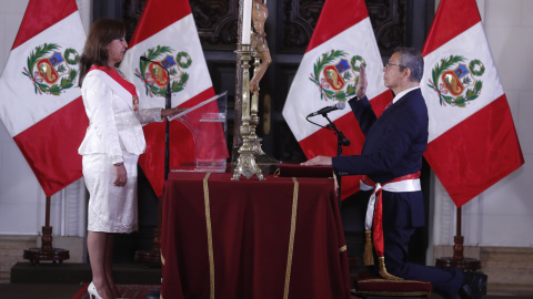 La presidenta de Perú, Dina Boluarte, toma juramento a su primer ministro, Pedro Miguel Ángulo Arana, durante una ceremonia en el Palacio de Gobierno de Lima (Perú).