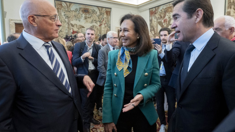 La presidenta del Banco Santander, Ana Patricia Botín (c), con el presidente del Banco Sabadell, Josep Oliú (i), y el del BBVA, Carlos Torres (d), en el acto de posesión de José Luis Escrivá como nuevo gobernador del Banco de España. E.P./Alberto Or