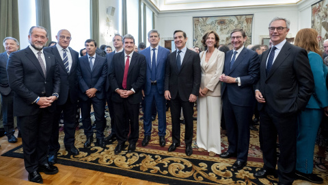 José Luis Escrivá posa con los presidentes y principales directivos de la banca española en el acto de su toma de posesión como gobernador del Banco de España, en la sede de la institución, en Madrid. E.P./Alberto Ortega / Europa Press