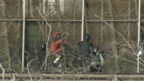 Salen a la luz varios vídeos que muestran la brutalidad policial contra los migrantes en la valla de Melilla