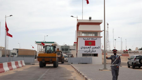 Palas excavadoras que vienen de desalojar los obstáculos puestos hasta ayer por el Frente Polisario. La frontera de Guerguerat, en el extremo sur del Sáhara Occidental, está abierta al tráfico después de que ayer el ejército marroquí desalojara a m