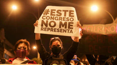 Imagen de una protesta contra la destitución del presidente de Perú.