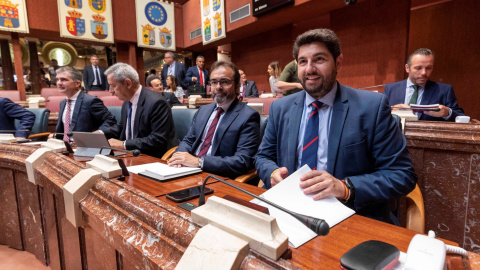 02/07/2019.- El candidato a la presidencia de la Comunidad de Murcia Fernando López Miras (2d), junto a los consejeros de Hacienda, Fernando de la Cierva (2i), y de presidencia, Pedro Rivera (3d) en el parlamento murciano en Cartagena. / EFE